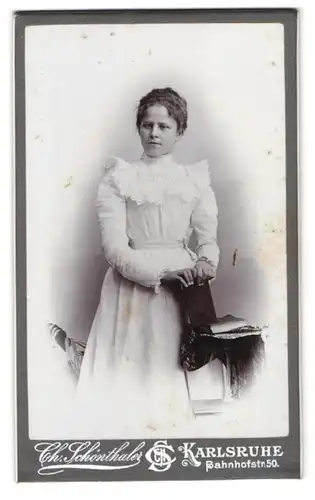 Fotografie Chr. Schönthaler, Karlsruhe, Bahnhofstrasse 50, Portrait junge Frau im weissen Kleid mit Locken