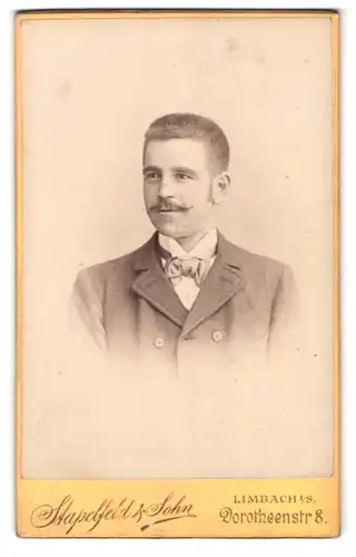 Fotografie Stapelfeld & Sohn, Limbach i. S., Dorotheenstrasse 8, Portrait Herr im Anzug mit Zwirbelbart, Kurzhaarschnitt