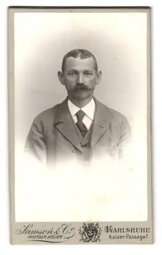 Fotografie Samson & Co., Karlsruhe, Kaiser-Passage 7, Portrait Mann im grauen anzug mit Zwirbelbart und Segelohren