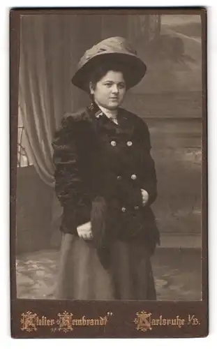 Fotografie Atelier Rembrandt, Karlsruhe i. B., Karl Friedrichstr. 32, Portrait rundliche Frau im samtenen Kleid mit Hut