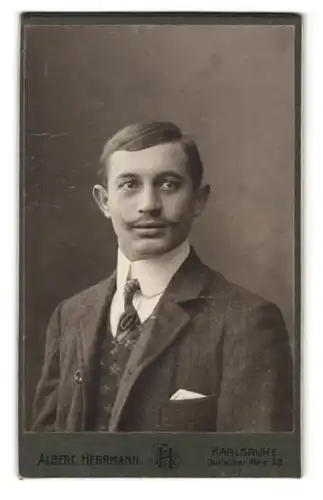 Fotografie Albert Herrmann, Karlsruhe, Durlacher-Allee 38, Portrait Herr im Nadelstreifenanzug mit Moustache