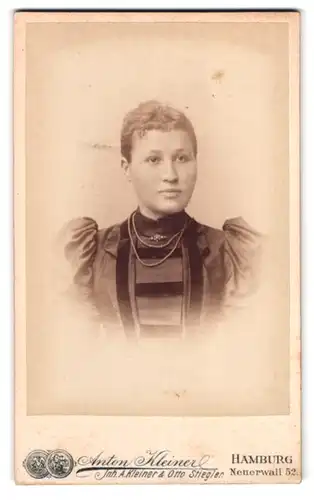 Fotografie Anton Kleiner, Hamburg, Neuerwall 52, Portrait junge Frau im Biedermeierkleid mit Puffärmeln, Perlenkette