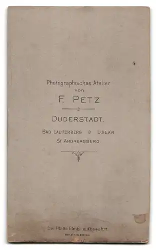 Fotografie F. Petz, Duderstadt, Portrait Kleinkind im karierten Kleid sitzt auf einem Kinderstuhl