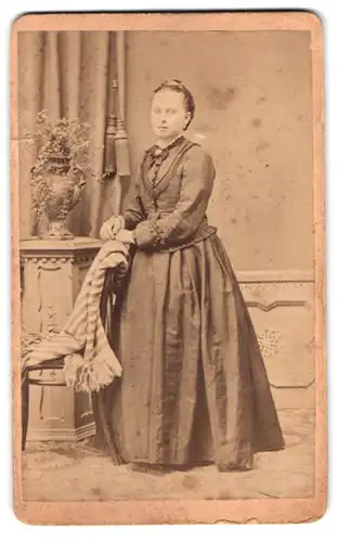Fotografie Josef Heine, Georgswalde, Portrait junge Frau im Kleid mit Schleife und Brosche