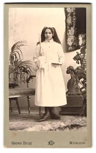 Fotografie Georg Deisz, München, Portrait Mädchen im weissen Kleid mit Kerze und Bibel, Kommunion