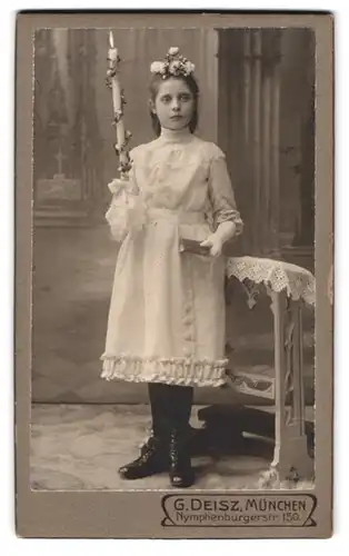 Fotografie G. Deisz, München, Nympgenburgerstr. 150, Portrait Mädchen Lia Lang im weissen Kleid mit Kerze und Bibel