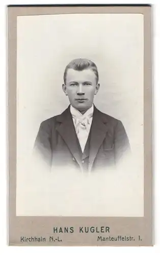 Fotografie Hans Kugler, Kirchhain N. L., Manteuffelstr. 1, Portrait Herr im Anzug mit weisser Fliege
