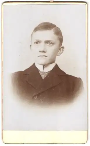 Fotografie Fotograf und Ort unbekannt, Portrait junger Knabe im Anzug mit Seitenscheitel