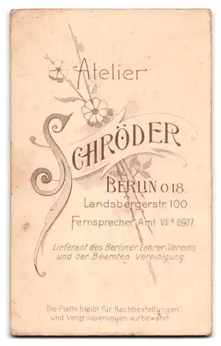 Fotografie Atelier Schröder, Berlin, Landsbergerstrasse 100, Portrait junge Dame im Biedermeierkleid mit Locken