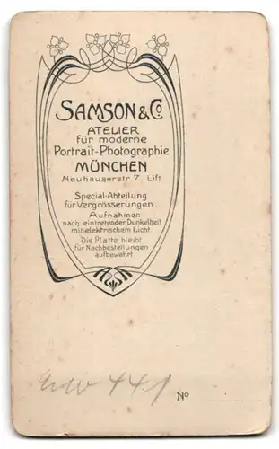 Fotografie Samson & Co., München, Neuhauserstr. 7, Portrait Herr im Nadelstreifenanzug mit Hut im Atelier