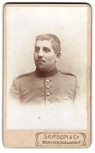 Fotografie Samson & Co., München, Neuhauserstrasse 7, Portrait Soldat in Uniform mit Seitenscheitel