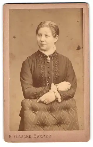 Fotografie E. Flasche, Barmen, Heckinghauser-Strasse 25, Portrait Dame im Biedermeierkleid mit Brosche und Rüschen