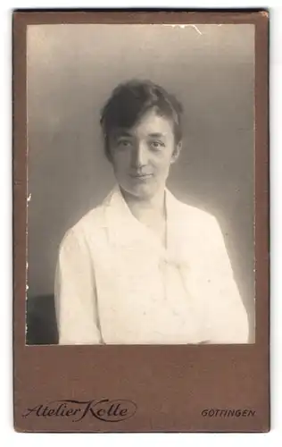 Fotografie Atelier Kolle, Göttingen, Prinzenstr. 18, Portrait Dame im weissen Oberteil schaut in die Kamera