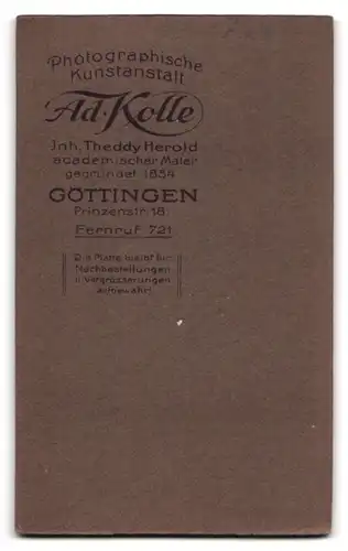 Fotografie Atelier Kolle, Göttingen, Prinzenstr. 18, Portrait Dame im weissen Oberteil schaut in die Kamera