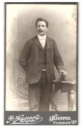 Fotografie P. Hassert, Hannover, Welfenplatz, 16a, Portrait Herr im Anzug mit Kaiser Wilhelm Bart und Tolle