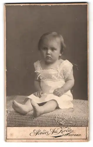 Fotografie A. Kolle, Göttingen, Prinzenstrasse 18, Portrait kleines Mädchen im weissen Kleid