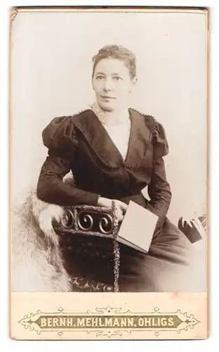 Fotografie Bernh. Mehlmann, Ohligs, Suppenheiderstrasse, Portrait Dame im dunklen Kleid mit Spitzenkragen