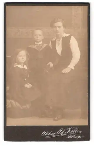 Fotografie Ad. Kolle, Göttingen, Prinzenstrasse 18, Portrait Mutte mit zwei Kindern im Matrosenanzug und Kleid