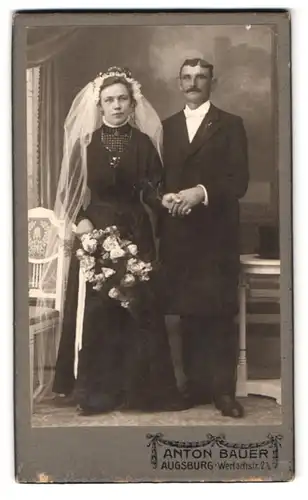 Fotografie Anton Bauer, Augsburg, Wertachstr. 2, Portrait Anna und Josef Kleiner im schwarzen Hochzeitskleid und Anzug