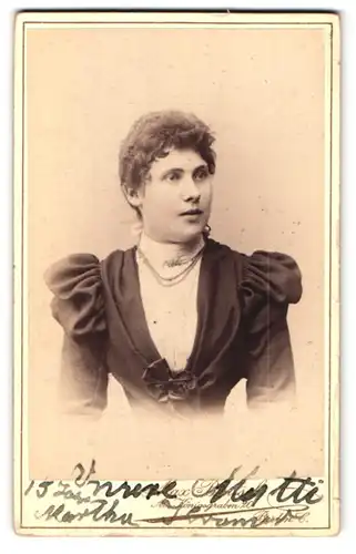 Fotografie M. J. Bartsch & Co., Berlin, Am Königsgraben 20, Portrait Martha Cramer im Biedermeierkleid mit Locken