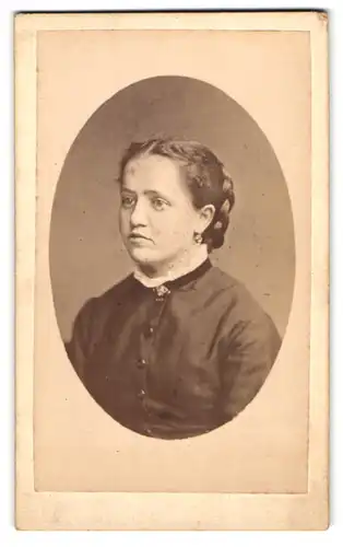 Fotografie E. W. Matthias, Seifhennersdorf, Portrait junge Frau im Biedermeierkleid mit Zopf