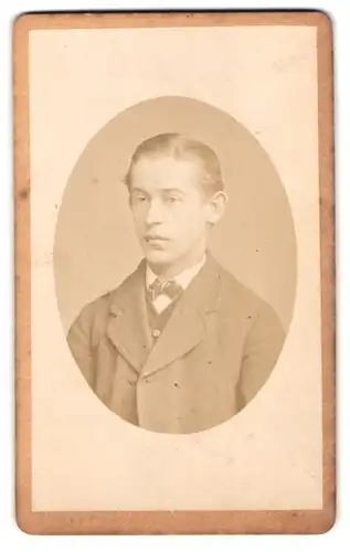 Fotografie B. Sparmeyer, Herrnhut, Berthelsdorfer-Str. 14, Portrait Herr im Anzug mit Fliege schaut gelangweilt