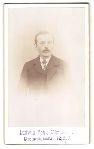 Fotografie Ludwig Vogt, München, Dreimühlenstr. 12, Portrait Herr im Anzug mit Krawatte und Moustache