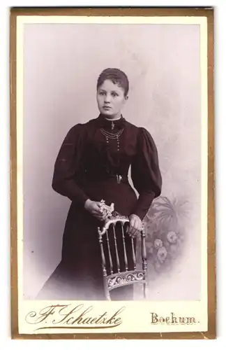 Fotografie F. Schaetzke, Bochum, Friedrich-Strasse 13, Portrait Dame im dunklen Kleid mit Perlenkette