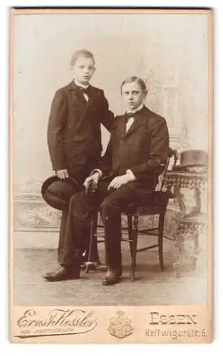 Fotografie Ernst Kessler, Essen, Kettwigerstrasse 6, zwei gut gekleidete Brüder mit Anzug und Fliege