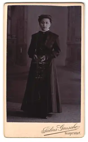 Fotografie Julius Grusche, Neugersdorf i. Sachs., junge Dame in schwarzem Kleid mit Buch