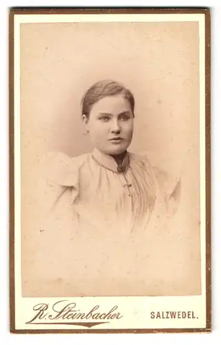 Fotografie R. Steinbacher, Salzwedel, Neuperver-Strasse 38, hübsche junge Dame in weissen Puffärmelkleid