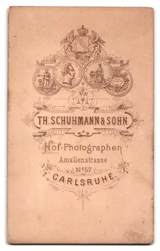 Fotografie Th. Schuhmann und Sohn, Carlsruhe, Amalienstrasse 57, süsses gut angezogenes Kind mit grosser Schleife