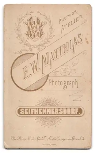 Fotografie E. W. Matthias, Seifhennersdorf, gut gekleidete Familie in vertrauter Pose