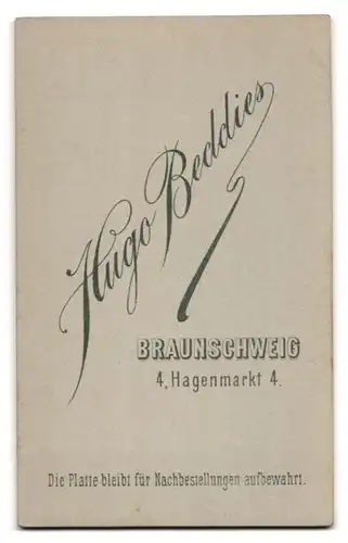 Fotografie Hugo Beddies, Braunschweig, Hagenmarkt 4, ältere Dame in schwarzen Kleid