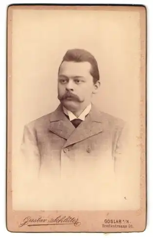 Fotografie Gustav Schlüter, Goslar i. H., Breitestrasse 91, junger Geschäftsmann mit ausgeprägtem Schnauzer