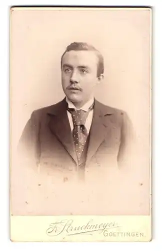 Fotografie Fr. Struckmeyer, Goettingen, Wendenstrasse 5 a, gut gekleideter Herr in Anzug mit gepunkteter Krawatte