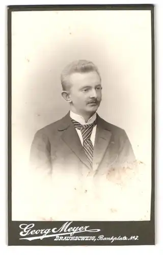 Fotografie Georg Meyer, Braunschweig, Bankplatz 3, junger Herr in Anzug mit gestreifter Krawatte
