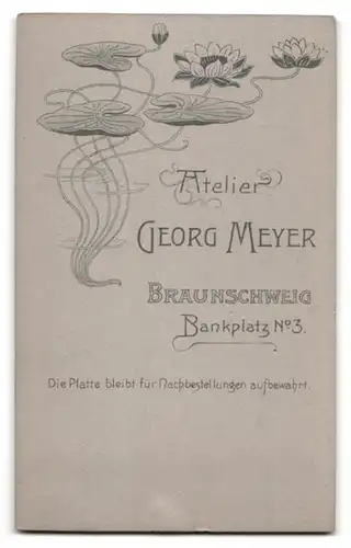 Fotografie Georg Meyer, Braunschweig, Bankplatz 3, junger Herr in Anzug mit gestreifter Krawatte