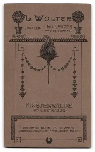 Fotografie Emil Wolster, Finsterwalde, Schulstrasse, gut gekleidete Dame in schwarzem Kleid mit Blumenvase