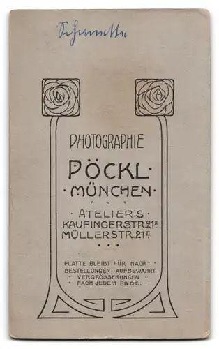 Fotografie Oscar Pöckl, München, Kaufingerstrasse 21, süsses Mädchen mit Kommunionskerze in weissem Kleid