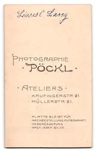 Fotografie Oscar Pöckl, München, Kaufingerstrasse 21, Mädchen mit Bibel am Tag ihrer Kommunion