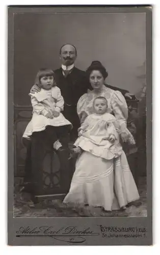 Fotografie Carl Dierkes, Strassburg i. Els., St. Johannesstaden 1, gut gekleidetes Ehepaar mit ihren süssen Kindern