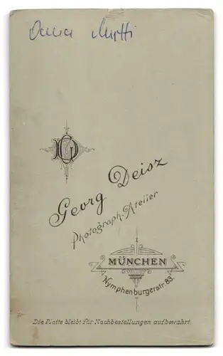 Fotografie Georg Deisz, München, Nymphenburgerstrasse 83, junge Konfirmantin mit Kerze und Bibel