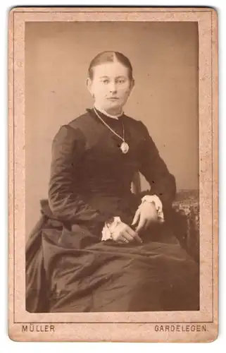 Fotografie Müller, Gardelegen, gut gekleidete Dame mit Rüschenärmeln und Halskette mit Brosche