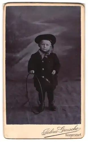 Fotografie Julius Grusche, Neugersdorf i. Sachs., kleiner süsser Junge mit Reif in Matrosenanzug