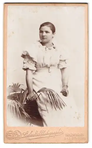 Fotografie Liebert`s, Holzminden, Karl Strasse 19, junge hübsche Dame in weissem Puffärmelkleid mit Hochsteckfrisur