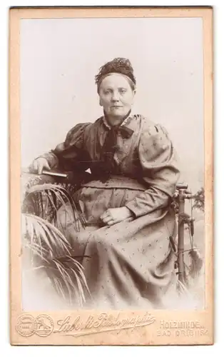 Fotografie Liebert`s, Holzminden, Karl Strasse 19, betagte Dame in schwarzem Kleid mit schwarzer Haube
