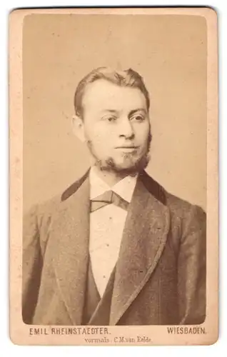 Fotografie Emil Rheinstaedter, Wiesbaden, Portrait Mann im Anzug mit Kinnbart und Fliege