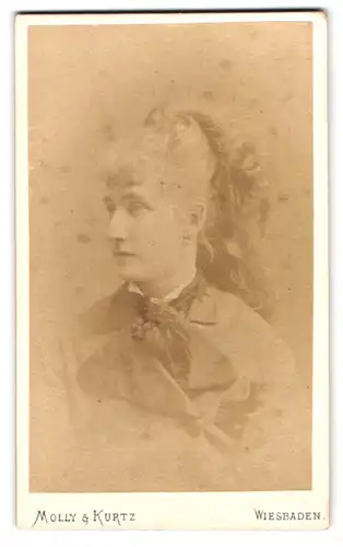Fotografie Molly & Kurtz, Wiesbaden, Wilhelmstrasse, Portrait Dame im Kleid mit Schelife und langen Haaren