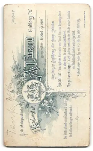 Fotografie A. Ullrich, Gablonz a. N., Portrait junge Frau im Kleid mit Puffärmeln und Marienbrosche